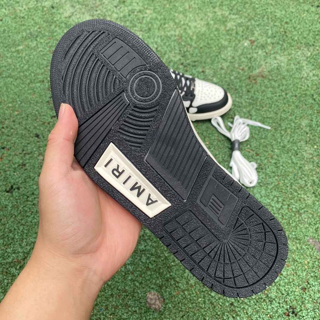 AR1M1 Low-Top Sneaker